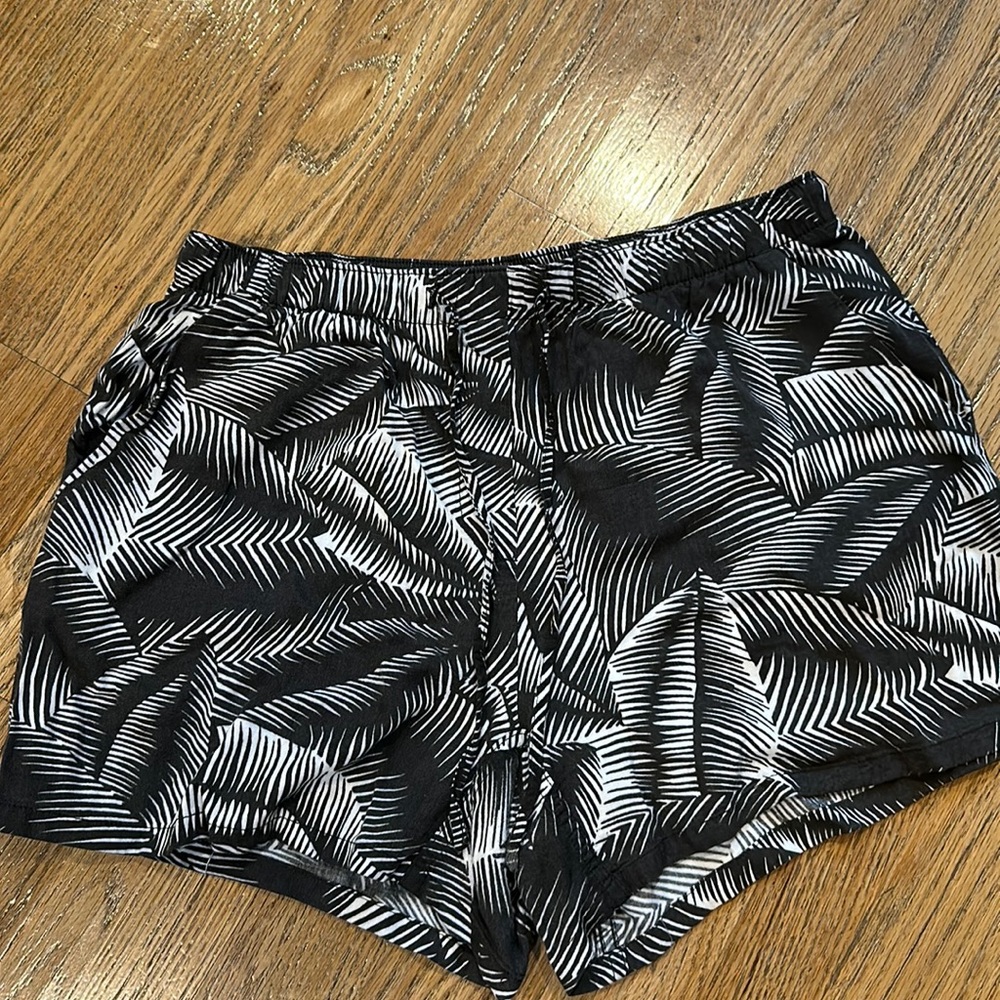GAP- Gently worn- elastic waist shorts